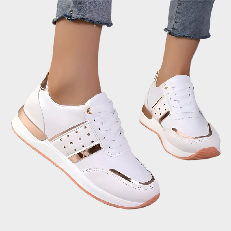 Judit | Fekete sportcipő arany részletekkel