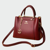 Sára | Elegáns fekete táska arany részletekkel