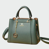 Sára | Elegáns fekete táska arany részletekkel